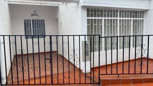 ARRIENDO Casa 2 Habitaciones Urbanización Romeritos - Primer Piso con Garaje